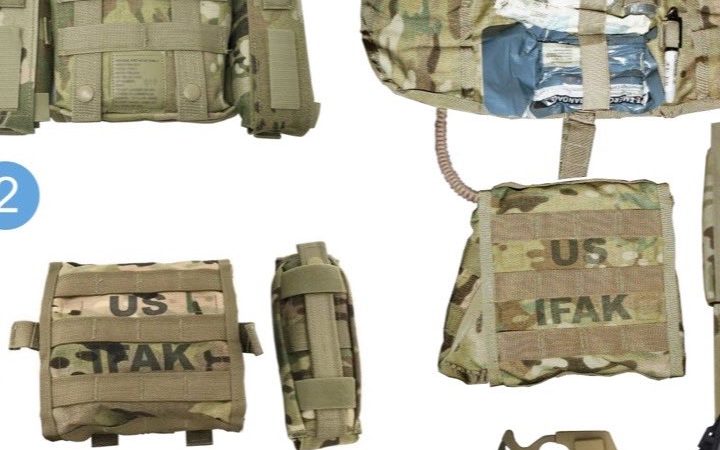 Індивідуальна аптечка IFAK з наповненням, розкладена на столі